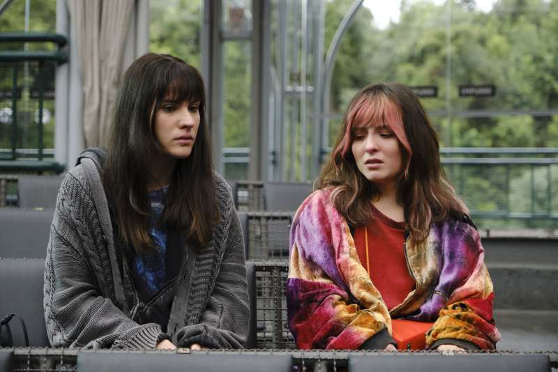 Giovanna Rispoli e Larissa Manoela em "Traição Entre Amigas" (divulgação/Imagem)