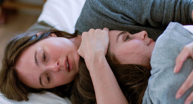 Renata Reinsve e Inga Ibsdotter Lilleaas em "Valor Sentimental" (divulgação/MUBI, crédito: Kasper Tuxen Andersen)