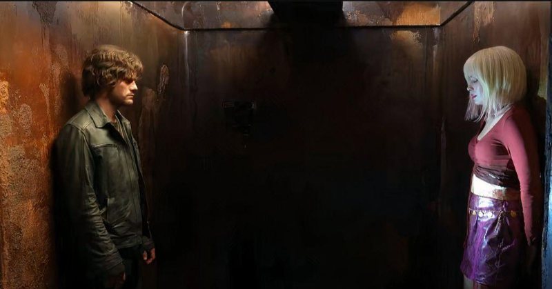 Jeremy Irvine e Hannah Emily Anderson em "Terror em Silent Hill: Regresso para o Pesadelo"