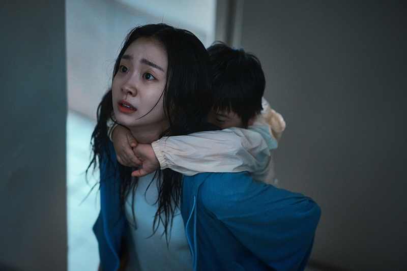Kim Da-mi e Kwon Eun-seong em “A Grande Inundação” (divulgação/Netflix)