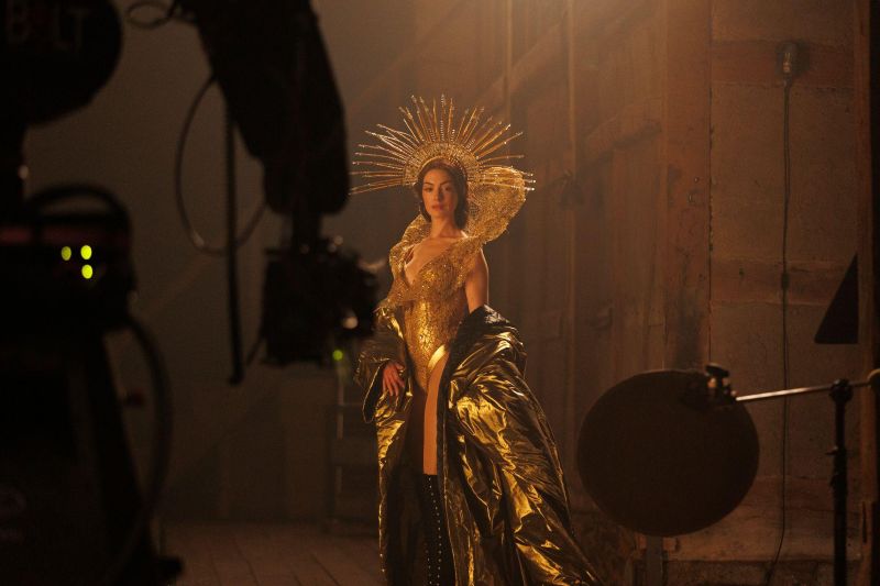 Anne Hathaway em "Entre Notas e Costuras"