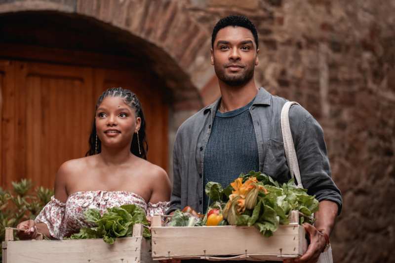 Halle Bailey e Regé-Jean Page em "Eu & Você na Toscana"