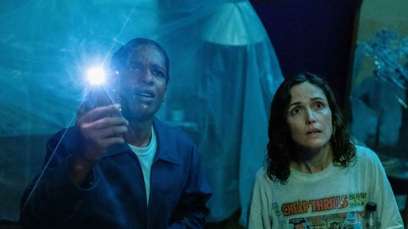 A$AP Rocky e Rose Byrne em "Se Eu Tivesse Pernas, Eu Te Chutaria"