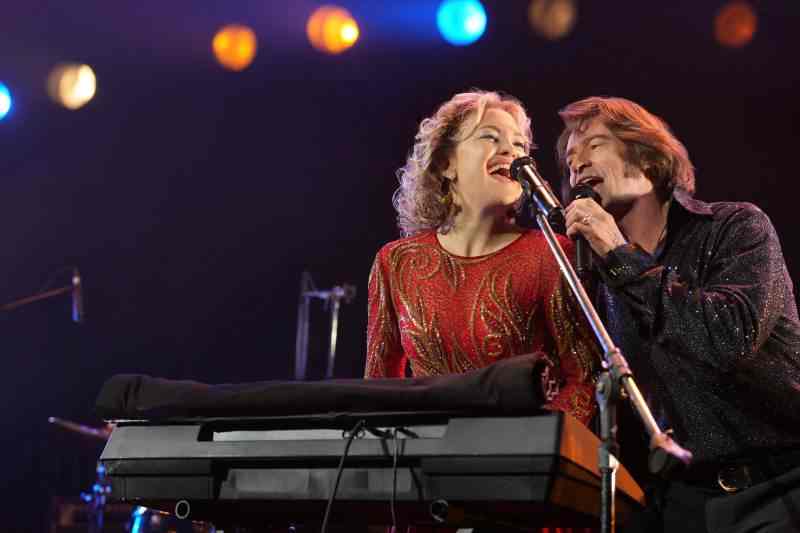 Kate Hudson e Hugh Jackman em "Song Sung Blue" (divulgação/Universal Pictures)