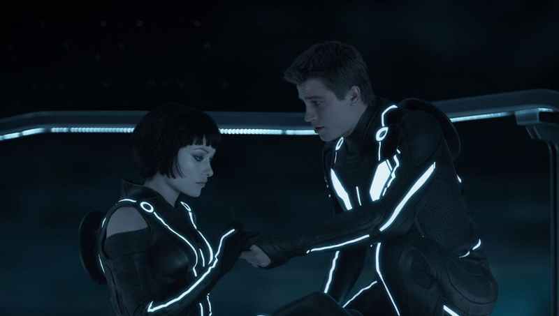 Olivia Wilde e Garrett Hedlund em "Tron: O Legado"