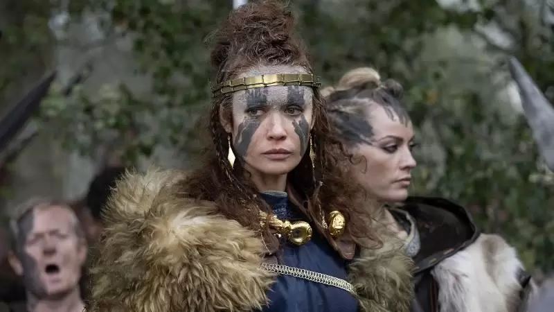Mulher vestida e maquiada como uma líder guerreira celta