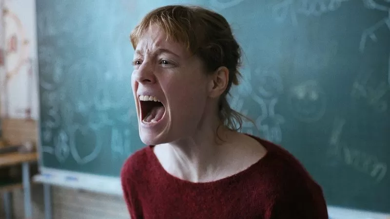 Professora gritando em sala de aula.