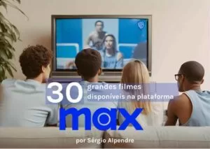 Três rapazes e uma garota no sofá assistindo um filme na televisão.