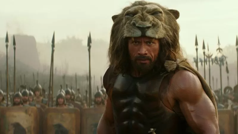 Dwayne Johnson interpretando Hércules no filme com esse nome.