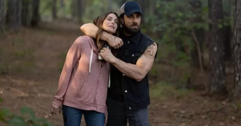 Homem ameaça mulher em cena do filme "No Lugar Errado"