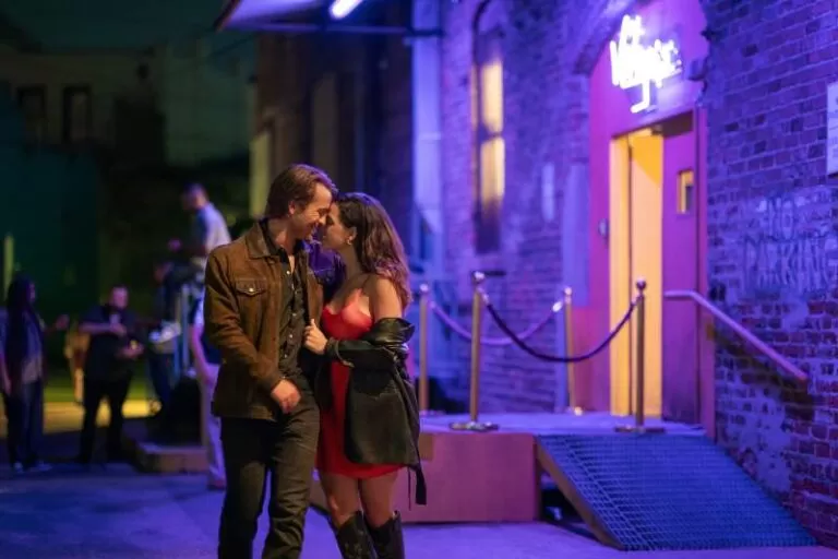 Glen Powell e Adria Arjona em "Assassino por Acaso"
