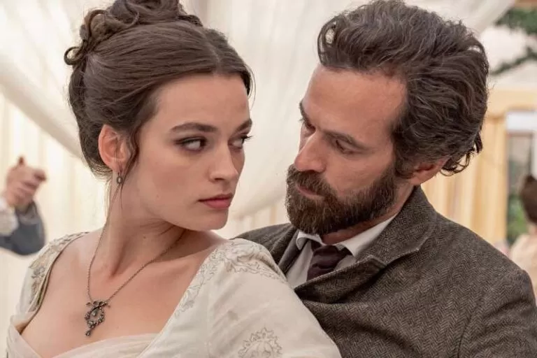 Emma Mackey e Romain Duris em "Eiffel"