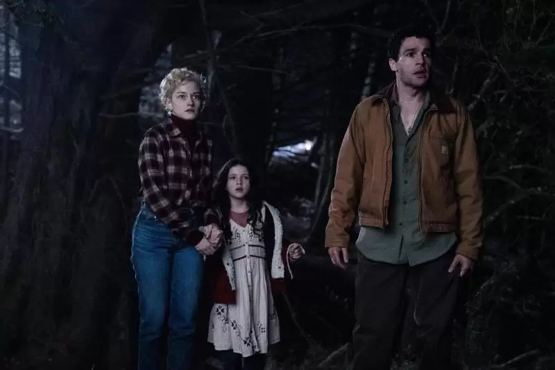 Julia Garner, Matilda Firth e Christopher Abott em "Lobisomem"