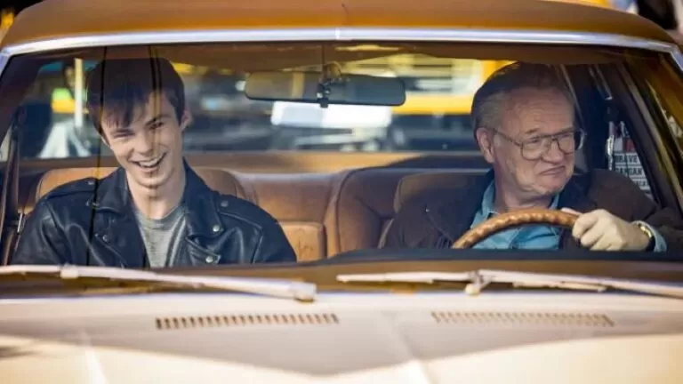 Nicholas Hamilton e Jared Harris em "Desafie a Escuridão"