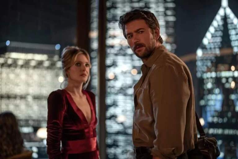 Meghann Fahy e Brandon Sklenar em "Drop: Ameaça Anônima" (divulgação/Universal)